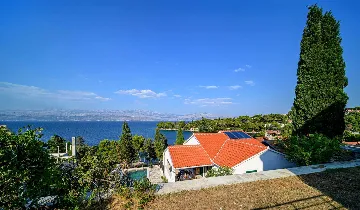 Seafront Villa in Splitska for 8 Guests