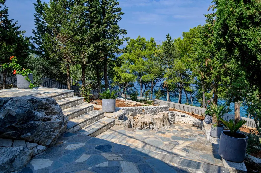 Seafront Villa in Splitska for 8 Guests
