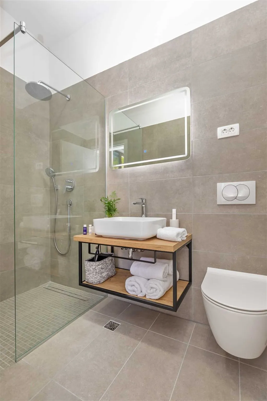 Modern 4-Bedroom Villa in Orašac for 8 Guests