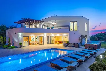 5-Bedroom Villa in Vodnjan for Up to 14 Guests