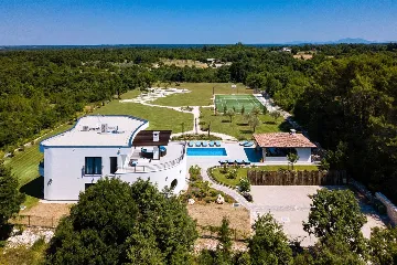 5-Bedroom Villa in Vodnjan for Up to 14 Guests