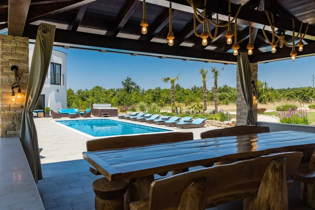 5-Bedroom Villa in Vodnjan for Up to 14 Guests