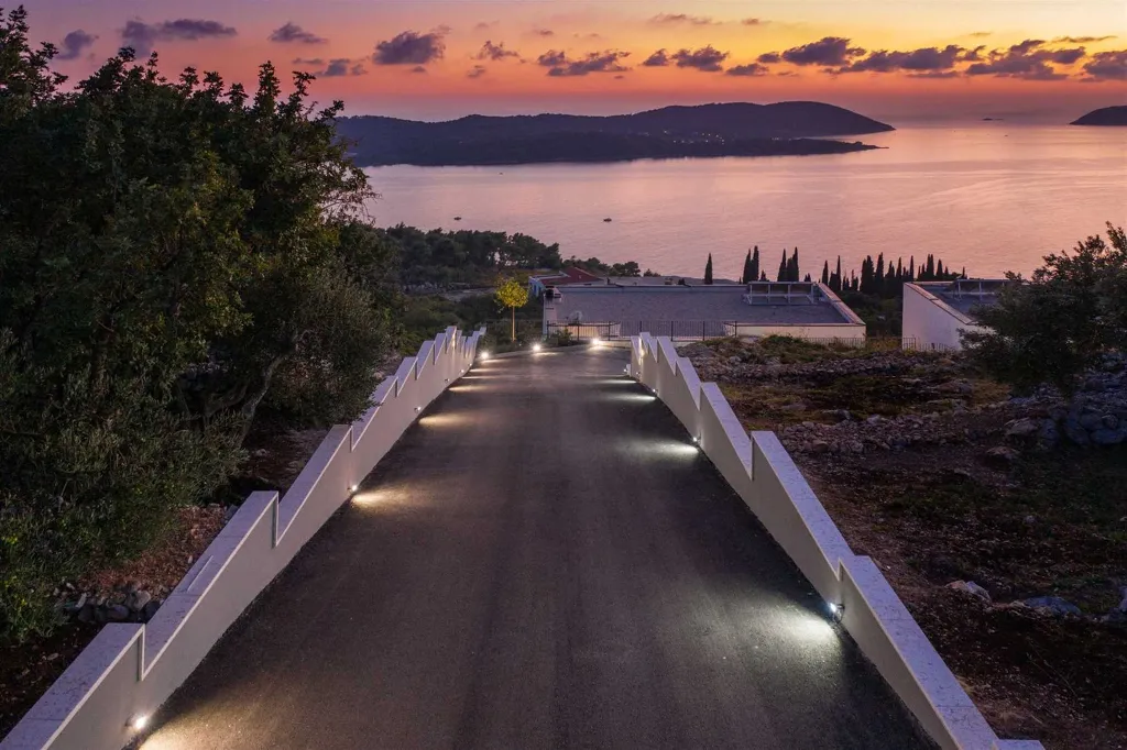 Heated Pool Villa in Orašac for 10 Guests