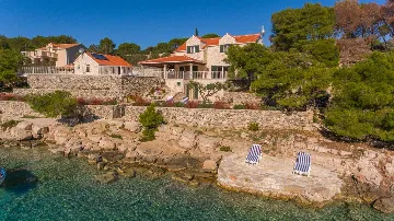 4-Bedroom Villa for Up to 10 Guests in Milna