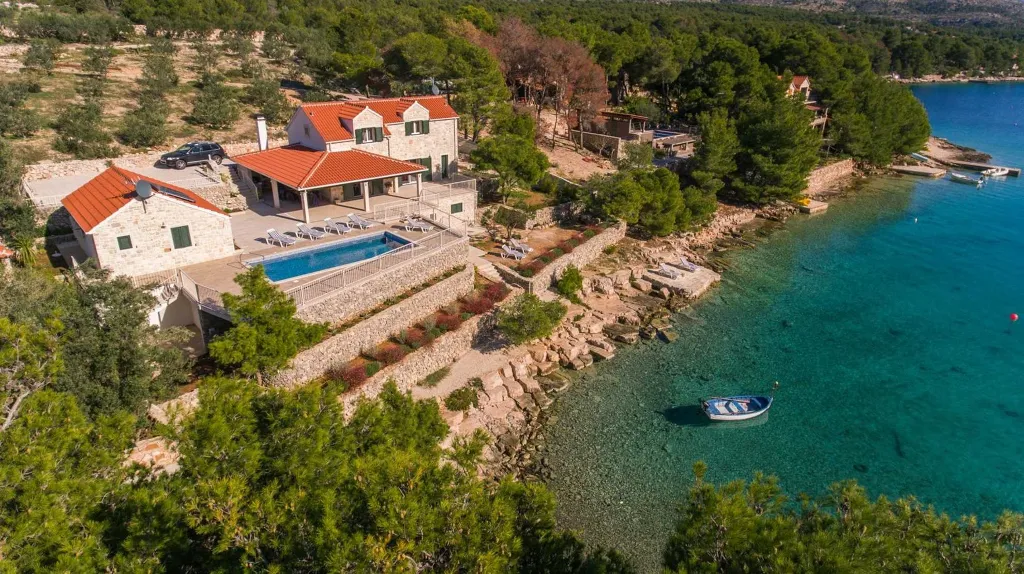 4-Bedroom Villa for Up to 10 Guests in Milna