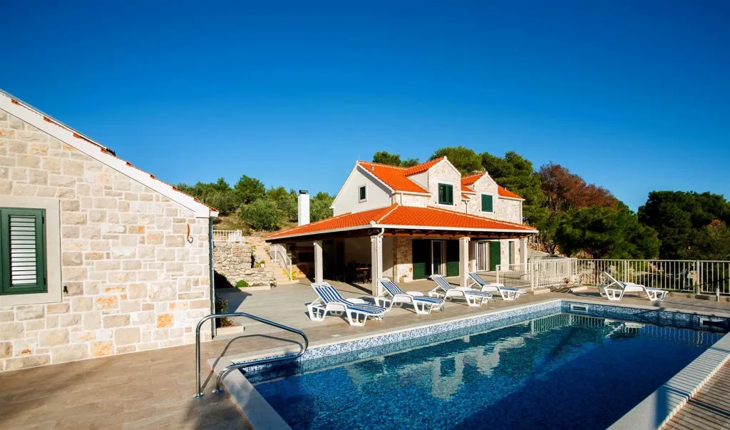 4-Bedroom Villa for Up to 10 Guests in Milna