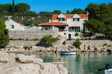 4-Bedroom Villa for Up to 10 Guests in Milna