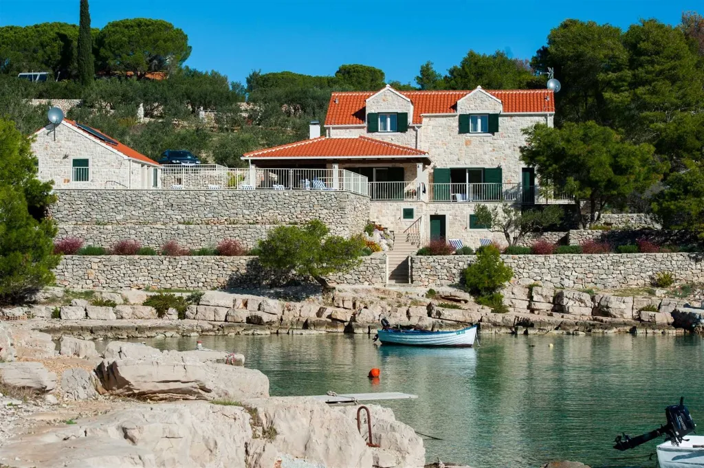 4-Bedroom Villa for Up to 10 Guests in Milna