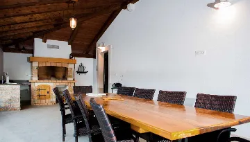 4-Bedroom Villa for Up to 10 Guests in Milna