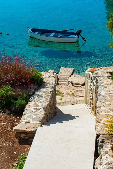 4-Bedroom Villa for Up to 10 Guests in Milna