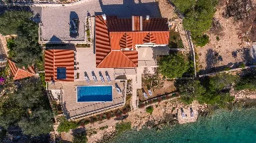 4-Bedroom Villa for Up to 10 Guests in Milna