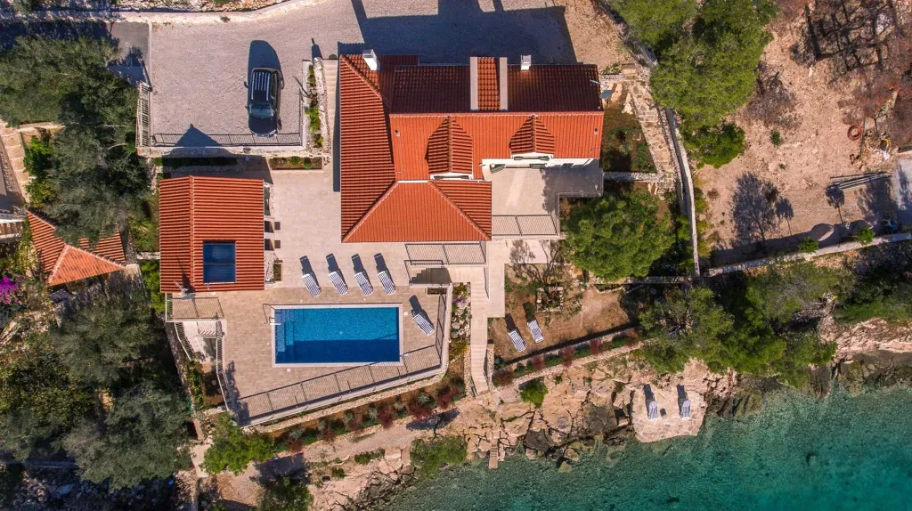 4-Bedroom Villa for Up to 10 Guests in Milna