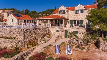 4-Bedroom Villa for Up to 10 Guests in Milna