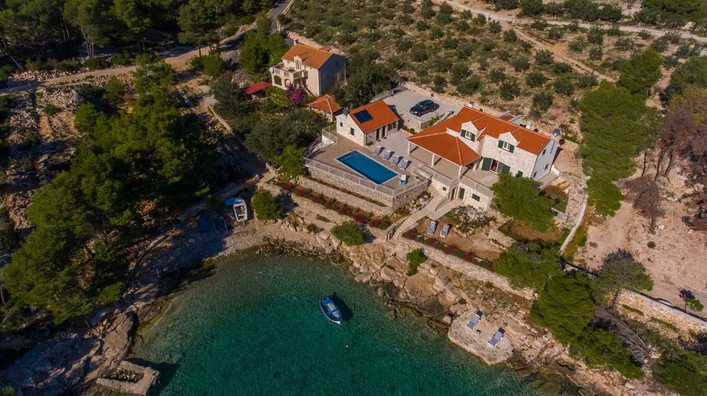 4-Bedroom Villa for Up to 10 Guests in Milna