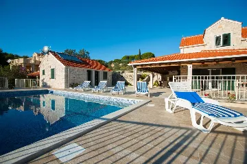 4-Bedroom Villa for Up to 10 Guests in Milna