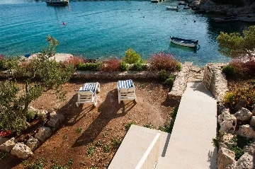 4-Bedroom Villa for Up to 10 Guests in Milna