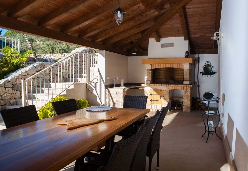 4-Bedroom Villa for Up to 10 Guests in Milna