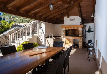 4-Bedroom Villa for Up to 10 Guests in Milna