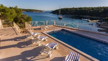 4-Bedroom Villa for Up to 10 Guests in Milna