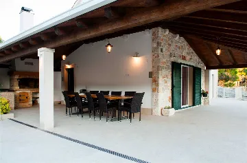 4-Bedroom Villa for Up to 10 Guests in Milna