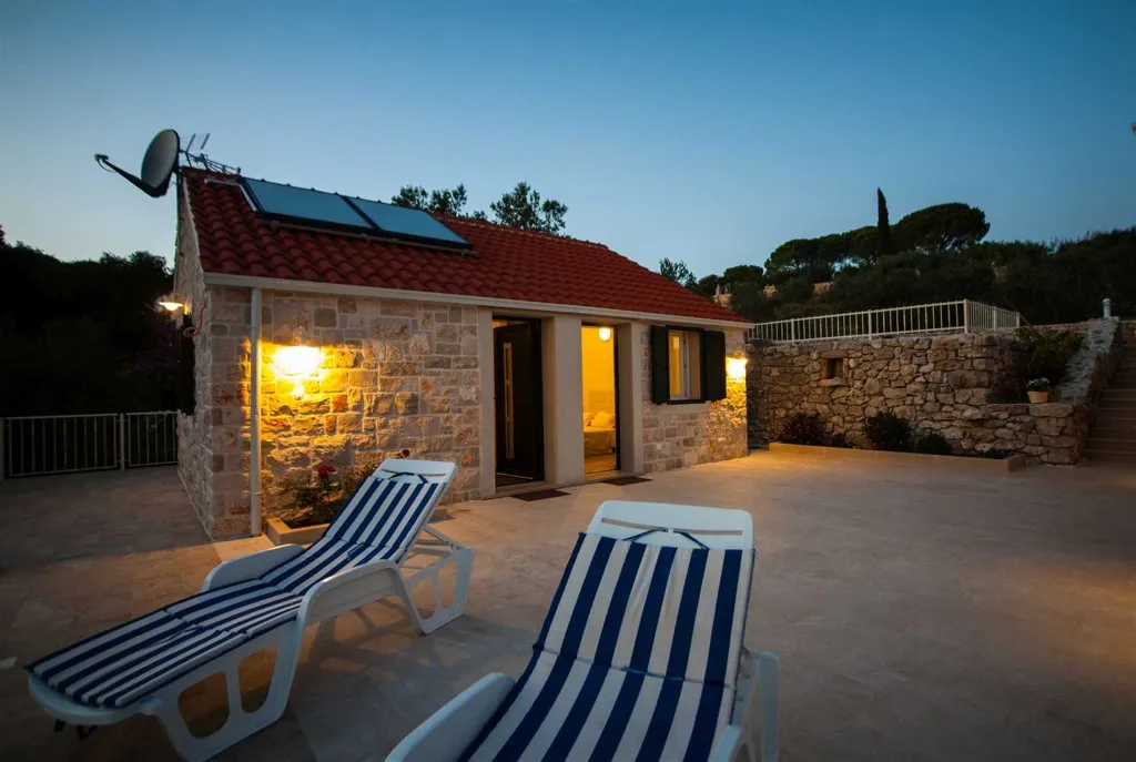 4-Bedroom Villa for Up to 10 Guests in Milna