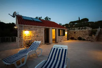 4-Bedroom Villa for Up to 10 Guests in Milna