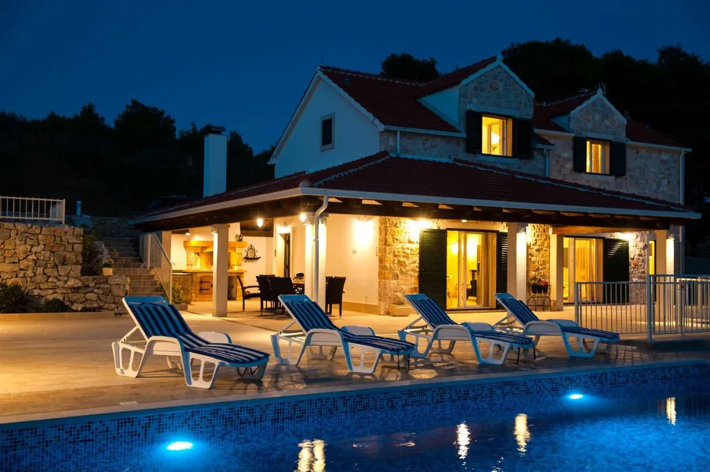 4-Bedroom Villa for Up to 10 Guests in Milna