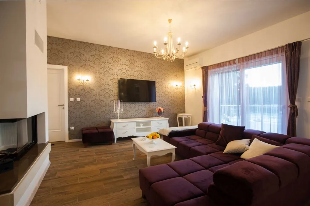 4-Bedroom Villa for Up to 10 Guests in Milna