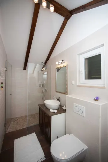 4-Bedroom Villa for Up to 10 Guests in Milna