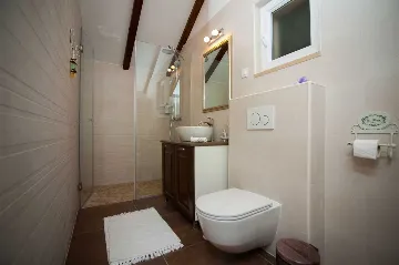 4-Bedroom Villa for Up to 10 Guests in Milna