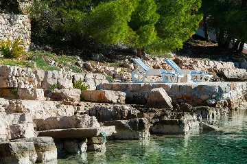 4-Bedroom Villa for Up to 10 Guests in Milna