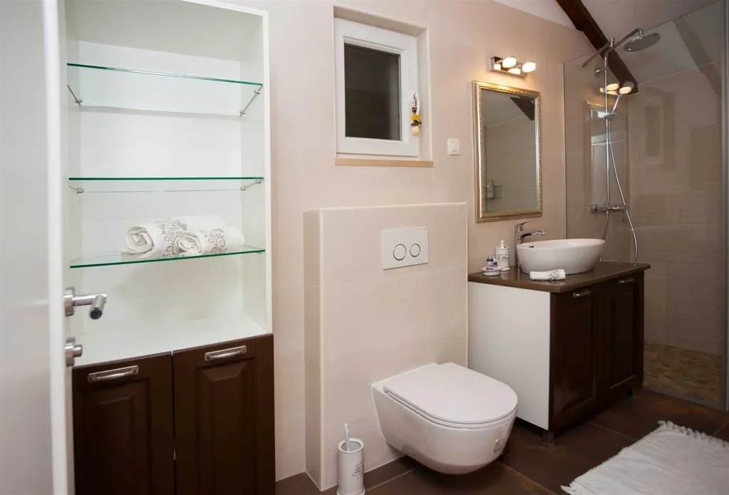 4-Bedroom Villa for Up to 10 Guests in Milna