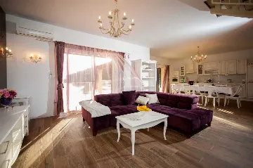 4-Bedroom Villa for Up to 10 Guests in Milna