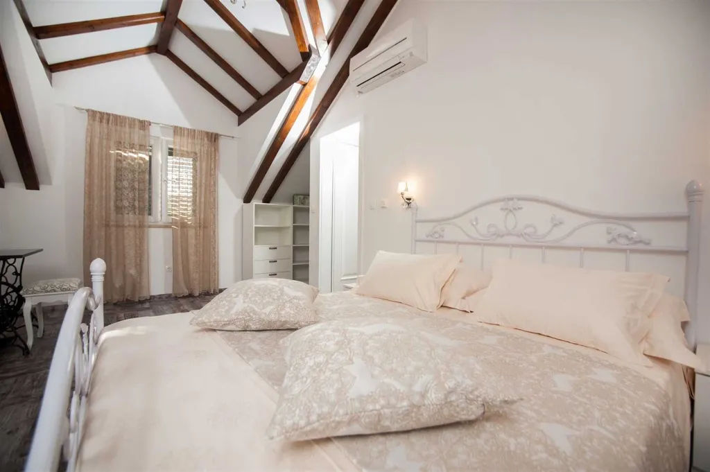 4-Bedroom Villa for Up to 10 Guests in Milna
