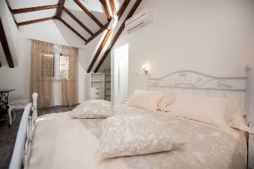 4-Bedroom Villa for Up to 10 Guests in Milna