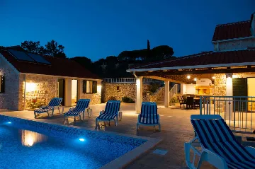 4-Bedroom Villa for Up to 10 Guests in Milna