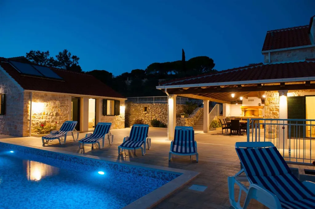 4-Bedroom Villa for Up to 10 Guests in Milna