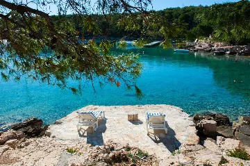 4-Bedroom Villa for Up to 10 Guests in Milna