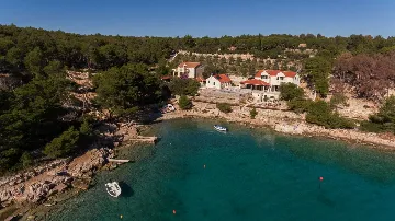 4-Bedroom Villa for Up to 10 Guests in Milna