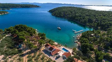 4-Bedroom Villa for Up to 10 Guests in Milna