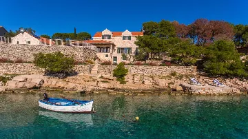 4-Bedroom Villa for Up to 10 Guests in Milna