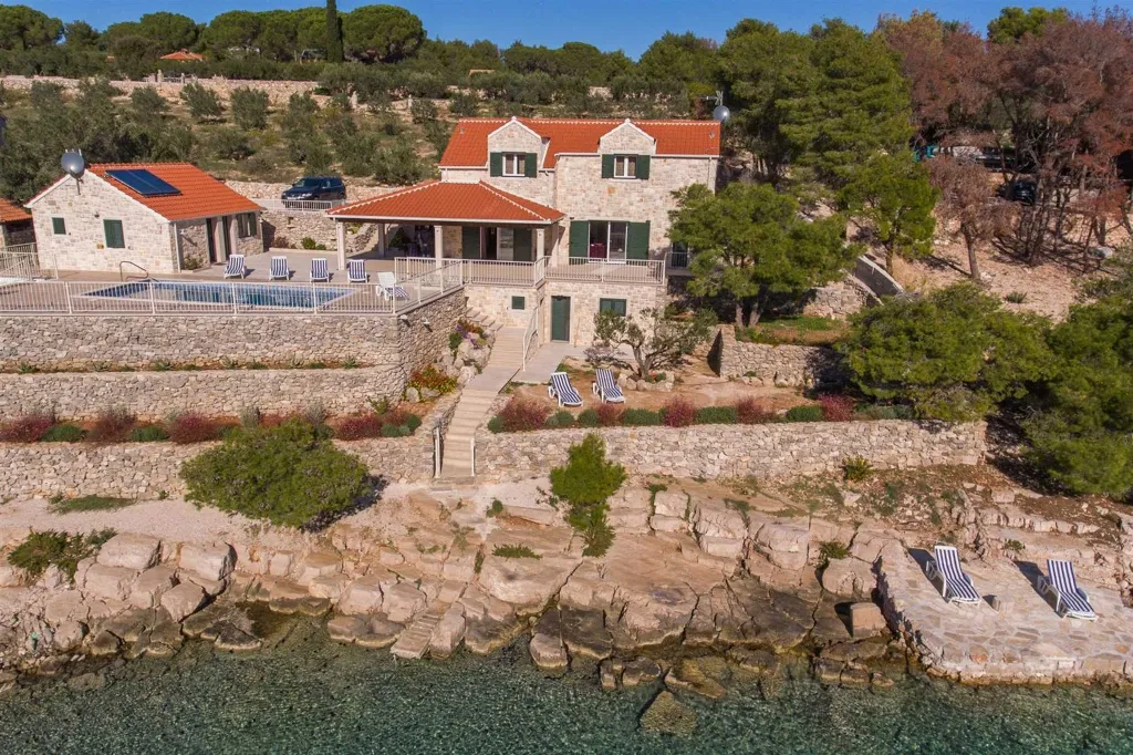 4-Bedroom Villa for Up to 10 Guests in Milna
