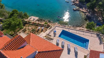 4-Bedroom Villa for Up to 10 Guests in Milna