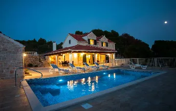 4-Bedroom Villa for Up to 10 Guests in Milna