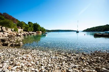 4-Bedroom Villa for Up to 10 Guests in Milna