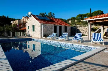 4-Bedroom Villa for Up to 10 Guests in Milna