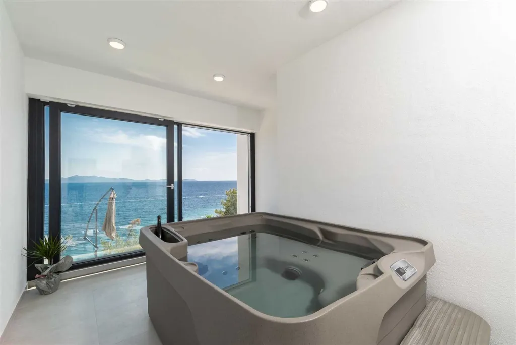 Villa in Blato for 6 Guests with Pool and Jacuzzi