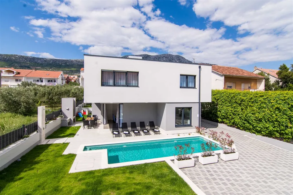 Kaštel Kambelovac Villa for 10 Guests with Pool