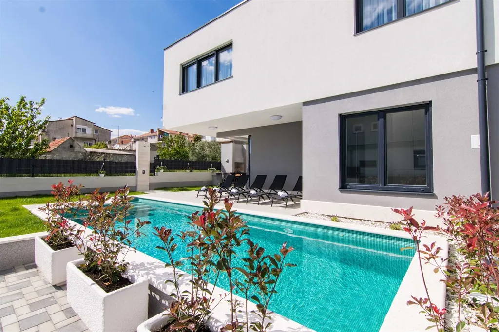 Kaštel Kambelovac Villa for 10 Guests with Pool