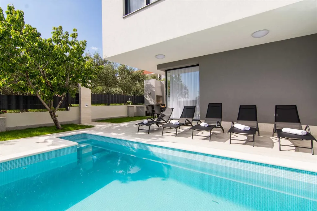 Kaštel Kambelovac Villa for 10 Guests with Pool